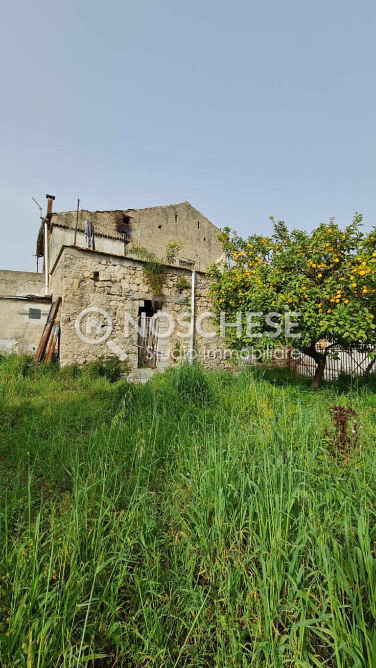 Pontecagnano, Via Piave, SOLUZIONE INDIPENDENTE su 3 LIVELLI con TERRAZZO e GIARDINO/CORTE ESTERNA di 3400mq ca.