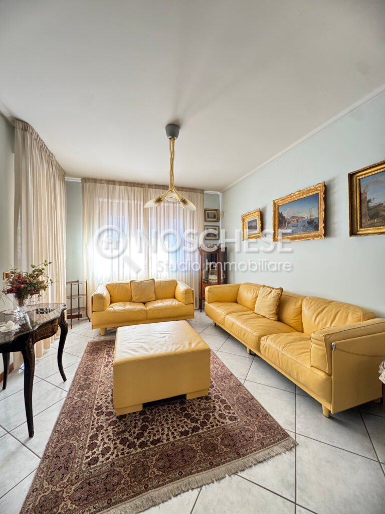 Pontecagnano CENTRALISSIMO, nel cuore pulsante della città (giardini PIAZZA SABBATO), APPARTAMENTO di AMPIA METRATURA, 230mq ca + AMPIE BALCONATE, doppio ingresso, DIVISIBILE IN Più APPARTAMENTI.