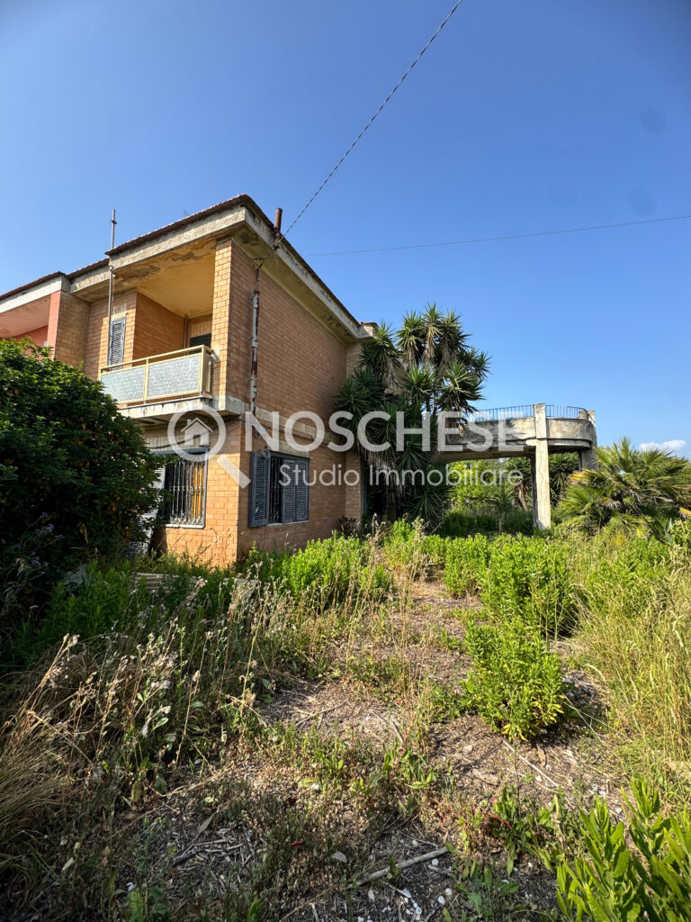 Pontecagnano, a pochi passi dal MARE, VILLA SEMINDIPENDENTE su 2 LIVELLI con TERRAZZI e GIARDINO di 500mq ca.