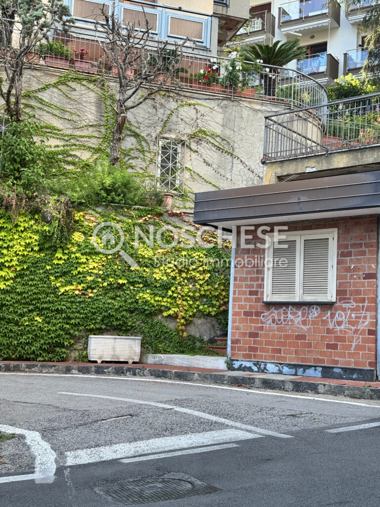SALERNO, Via Mennolella, a breve distanza dal Centro, SEMI-INDIPENDENTE di 40mq ca con FACILITA’ DI PARCHEGGIO.