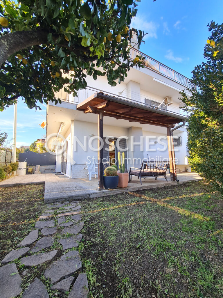 Pontecagnano, SOLUZ. SEMINDIPENDENTE su 3 LIVELLI, RISTRUTT. COMPLET. + SOTTOTETTO e GIARDINO/CORTE ANTISTANTE di 350mq ca, il tutto tra Pontecagnano e Loc. Faiano.