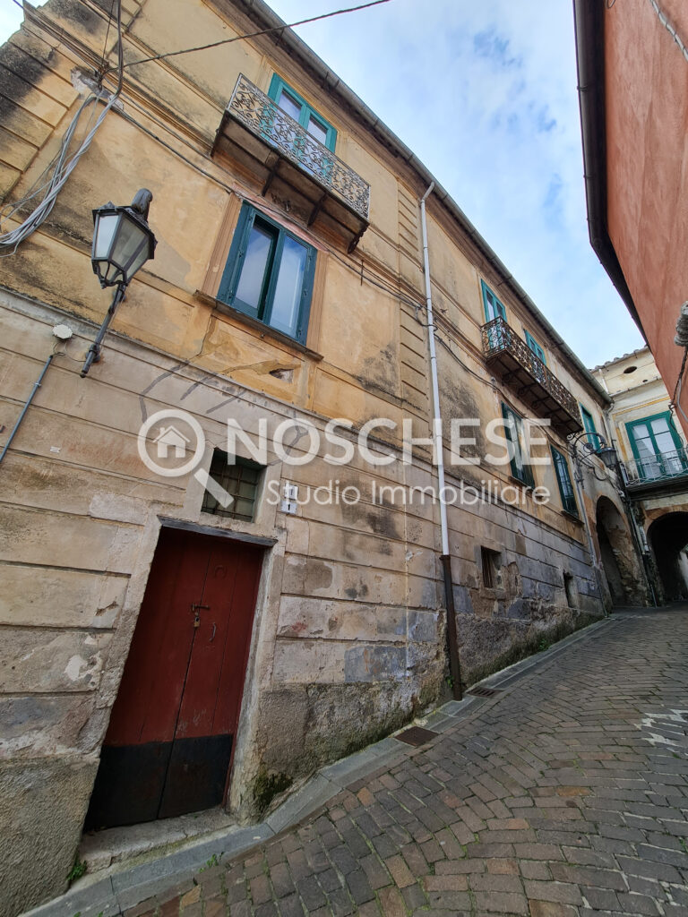 SAN CIPRIANO PICENTINO, CASALE D’EPOCA su 3 LIVELLI + GIARDINO/ORTO di 500mq ca e BOX di 50mq ca.