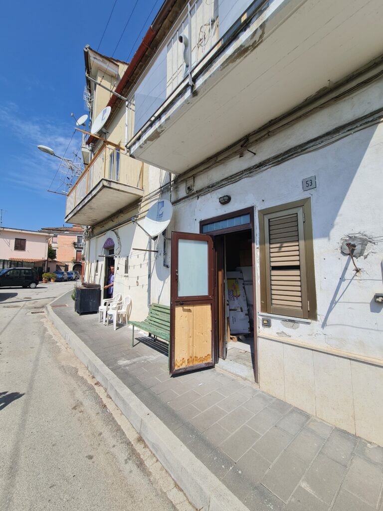 Adiacente Pontecagnano, Loc. Scavate Case Rosse (Salerno), 3 VANI di 65mq ca con Ingresso Indipendente.