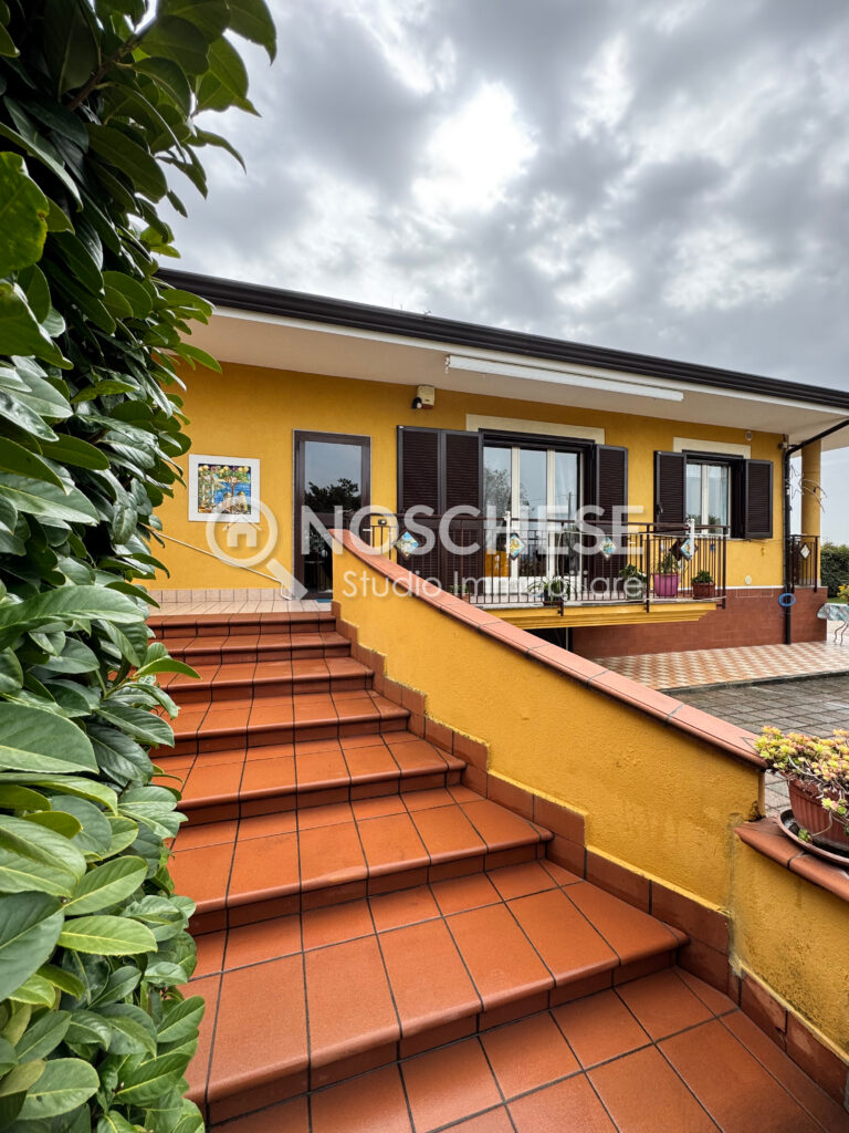 Pontecagnano Ad. CENTRO, VILLA RESIDENZIALE su 2 LIVELLI 240mq ca + SOTTOTETTO e GIARDINO/CORTE ANTISTANTE/TERRENO di 3500mq ca.