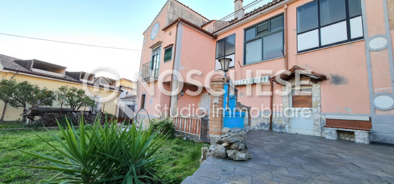 Loc. Capitignano, SOLUZIONE SEMINDIPENDENTE su 3 LIVELLI di 300mq ca + GIARDINO/CORTE ESTERNA di 250mq ca.