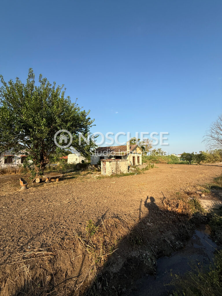 Pontecagnano, Via Merano, SOLUZIONE INDIPENDENTE di 60mq ca + piccola TETTOIA, piccolo DEPOSITO e TERRENO di 5000mq ca.