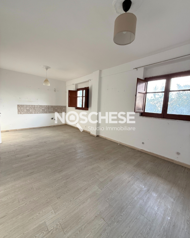 Loc. S. Tecla, ampio 3 VANI 2WC di 110mq ca con INGRESSO INDIPENDENTE e CORTE ESTERNA di 40mq ca.